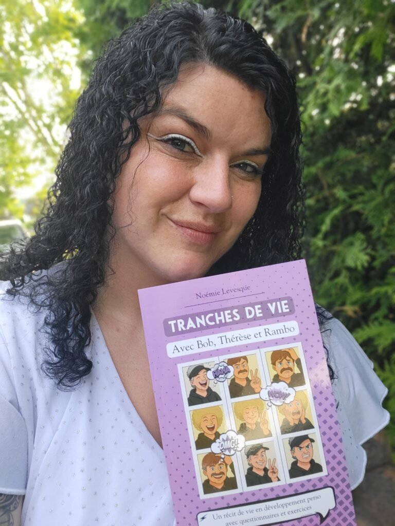 Noémie tenant son livre Tranches de vie avec Bob, Thérèse et Rambo